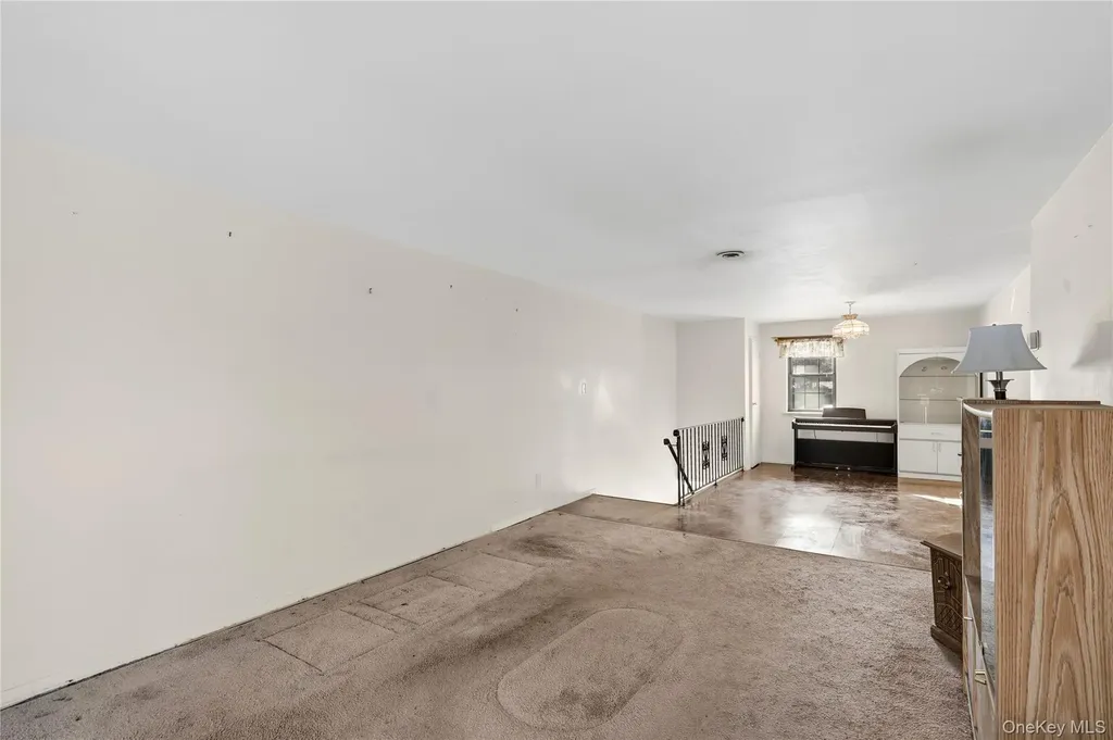 19 Newbrook Bay Shore NY 11706