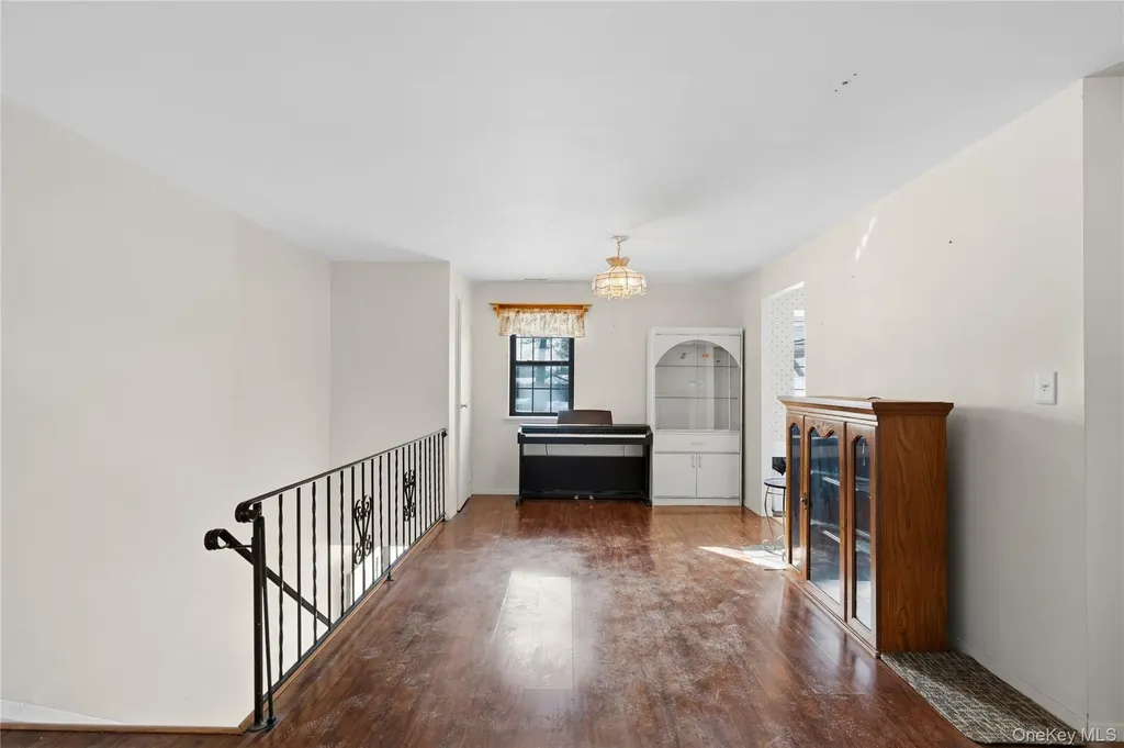19 Newbrook Bay Shore NY 11706