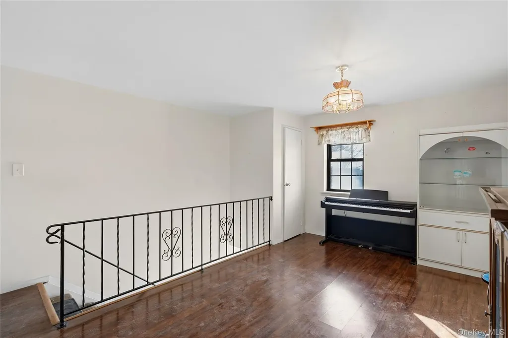 19 Newbrook Bay Shore NY 11706