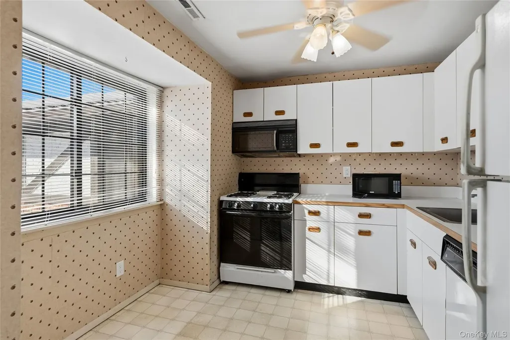 19 Newbrook Bay Shore NY 11706