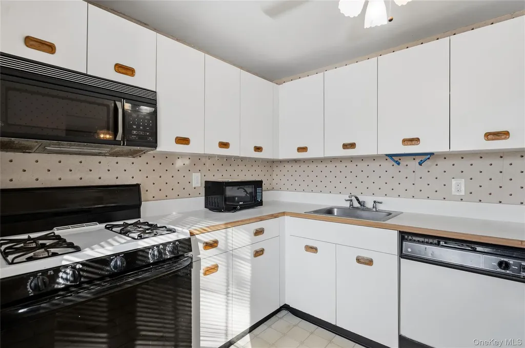 19 Newbrook Bay Shore NY 11706