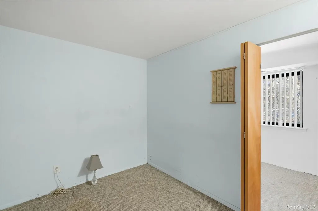 19 Newbrook Bay Shore NY 11706