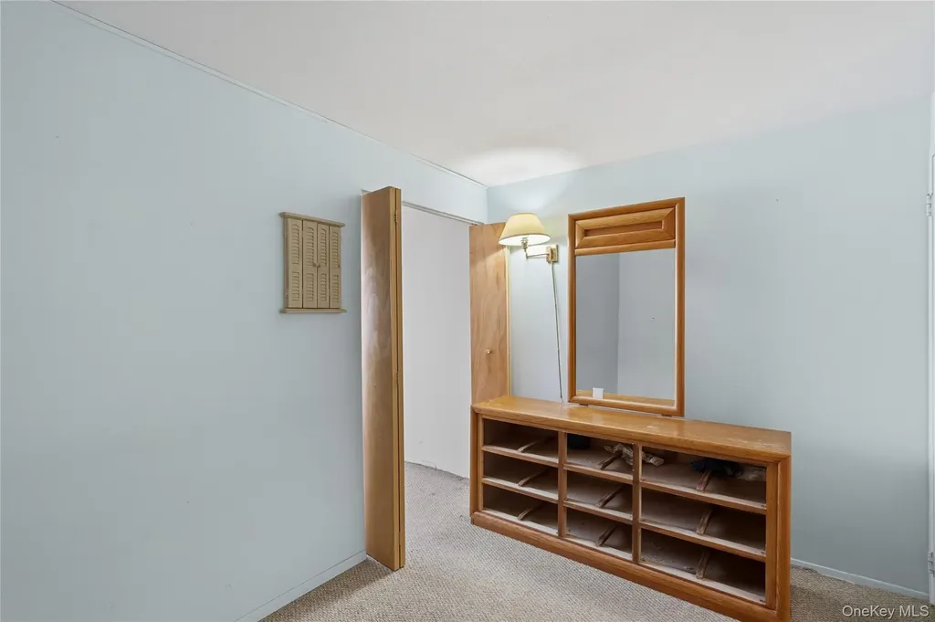 19 Newbrook Bay Shore NY 11706