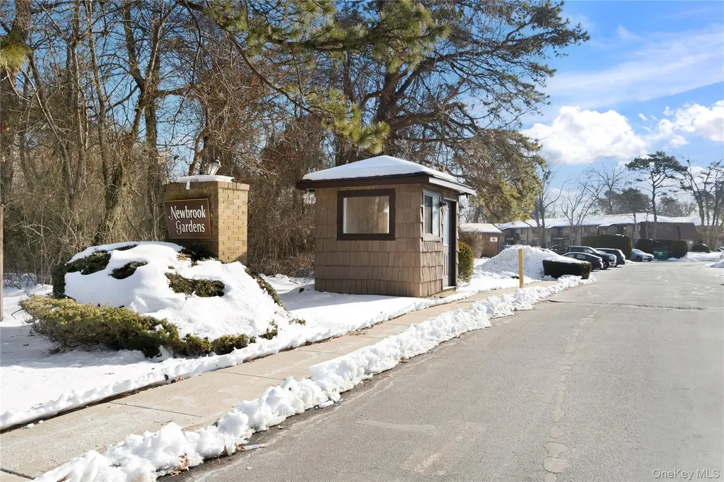 19 Newbrook Bay Shore NY 11706