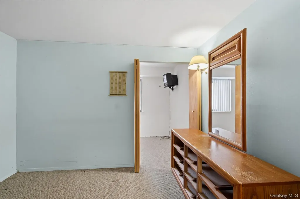 19 Newbrook Bay Shore NY 11706