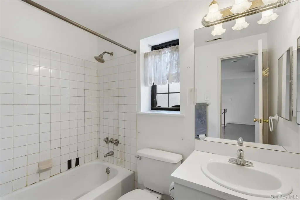 19 Newbrook Bay Shore NY 11706