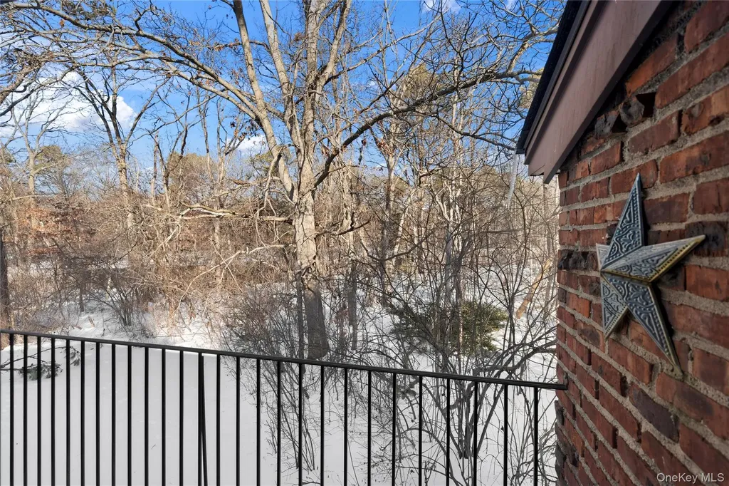 19 Newbrook Bay Shore NY 11706