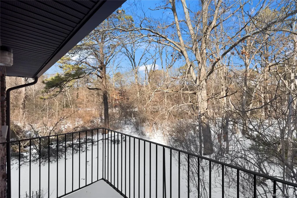 19 Newbrook Bay Shore NY 11706