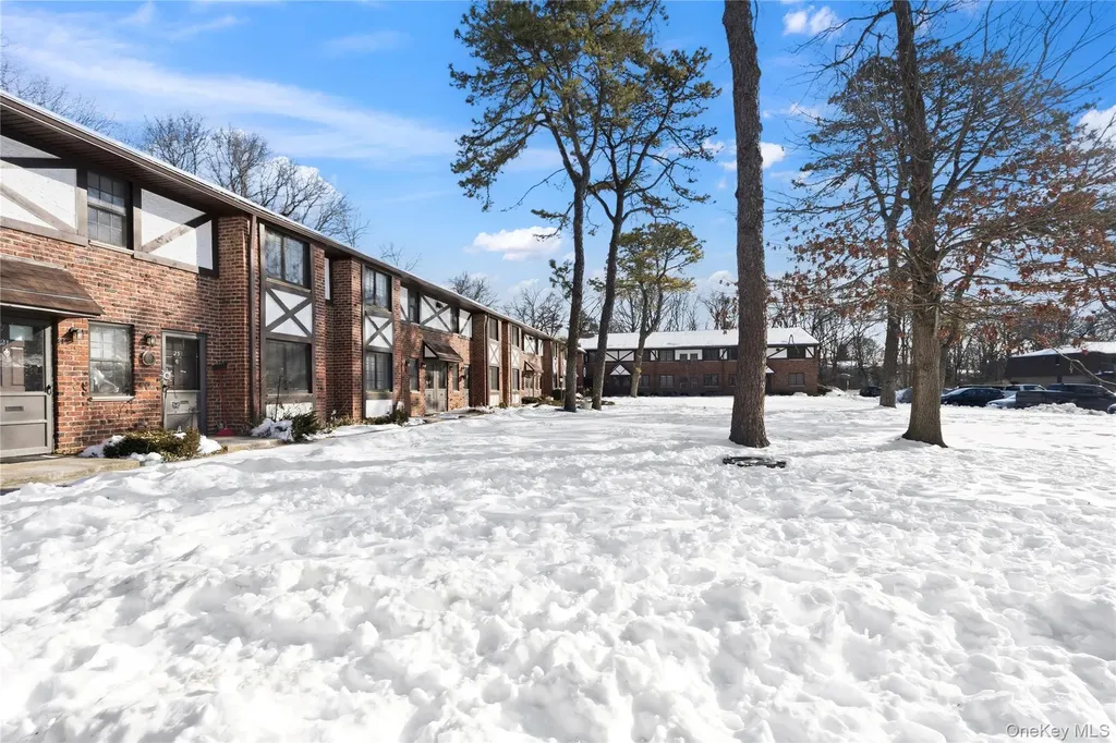 19 Newbrook Bay Shore NY 11706
