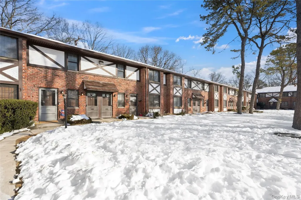 19 Newbrook Bay Shore NY 11706