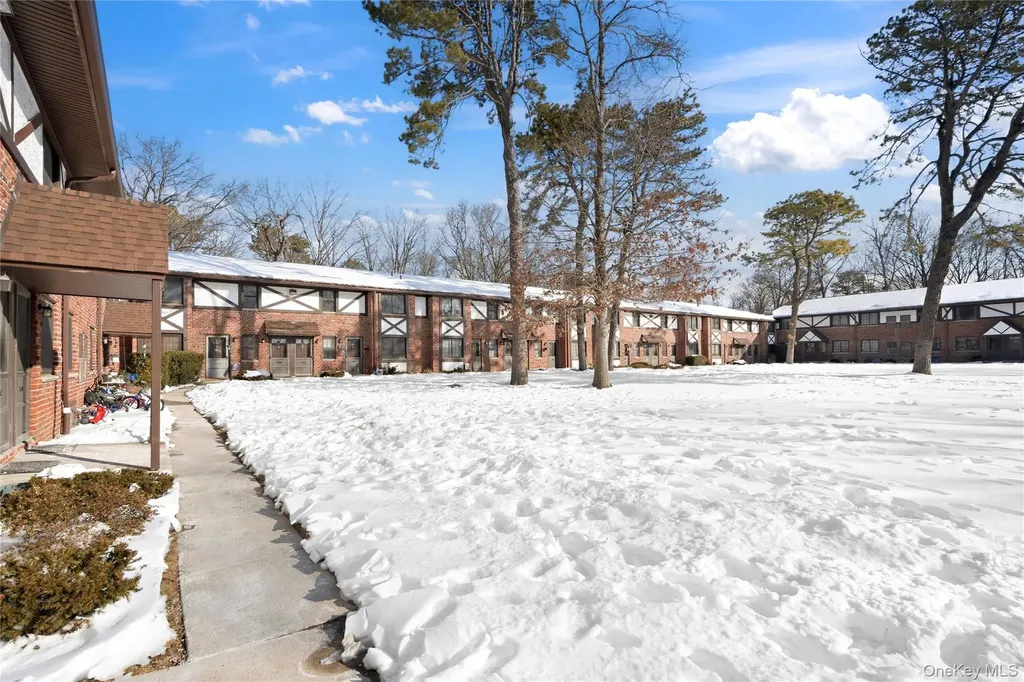 19 Newbrook Bay Shore NY 11706