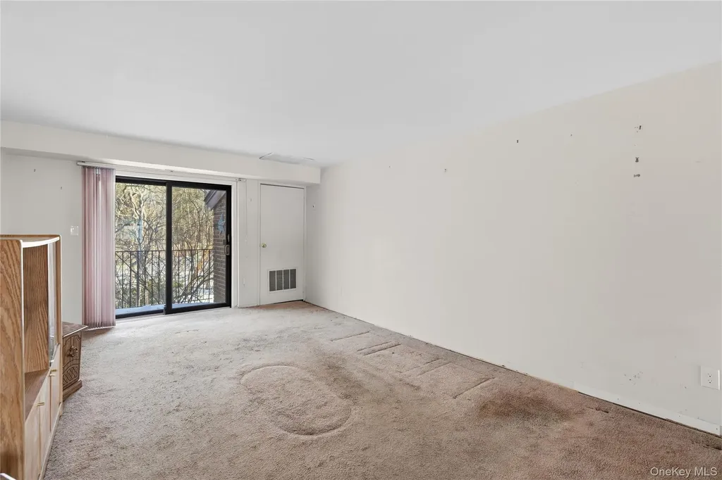 19 Newbrook Bay Shore NY 11706