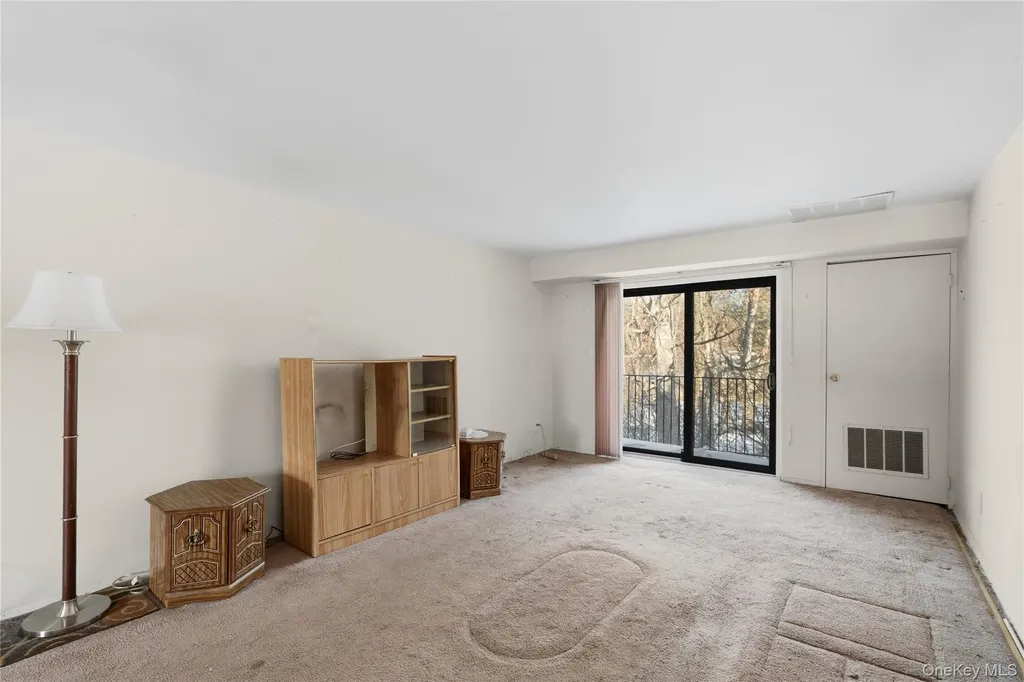 19 Newbrook Bay Shore NY 11706