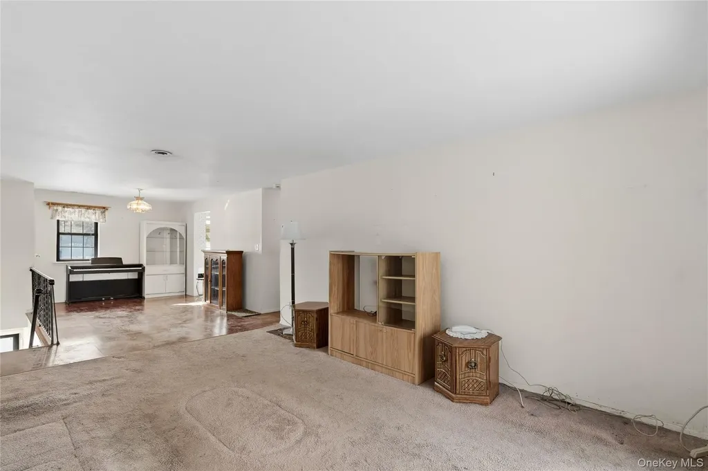 19 Newbrook Bay Shore NY 11706