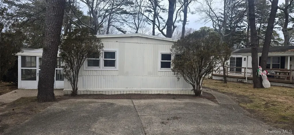 525 Riverleigh Avenue Unit 116 Riverhead NY 11901