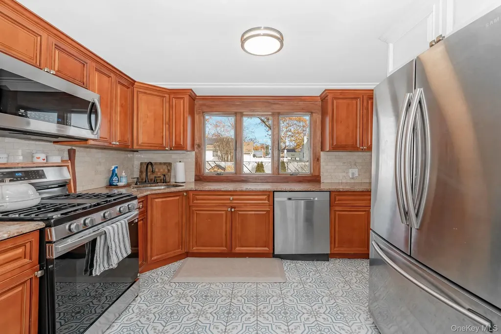 456 48th Street Lindenhurst NY 11757