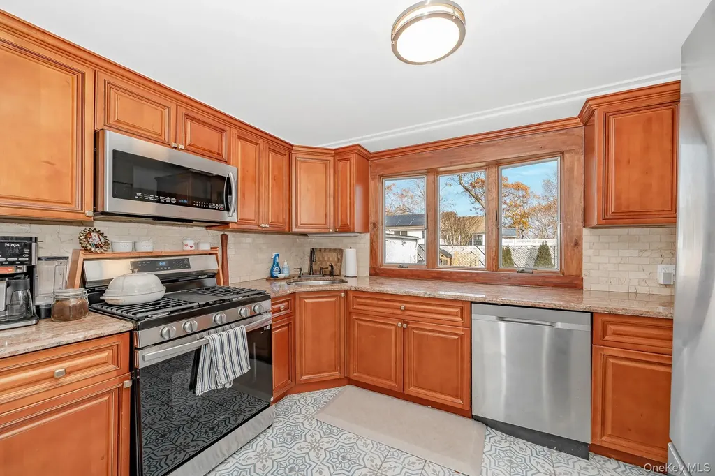 456 48th Street Lindenhurst NY 11757