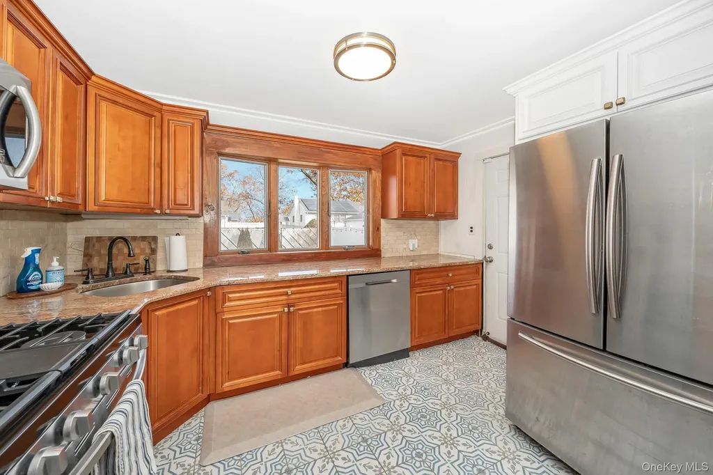456 48th Street Lindenhurst NY 11757
