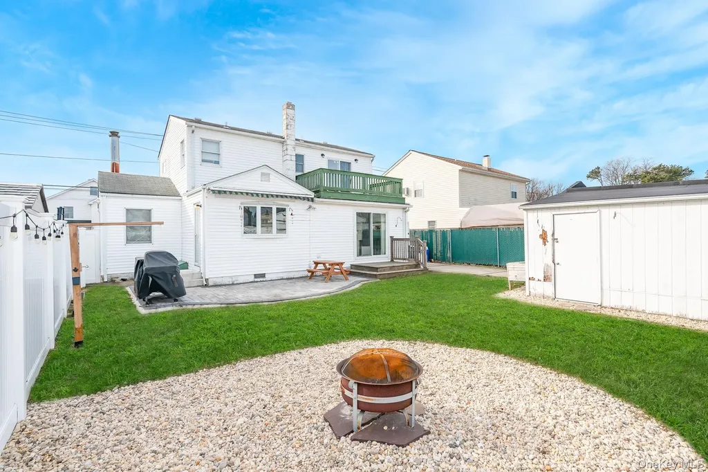 456 48th Street Lindenhurst NY 11757
