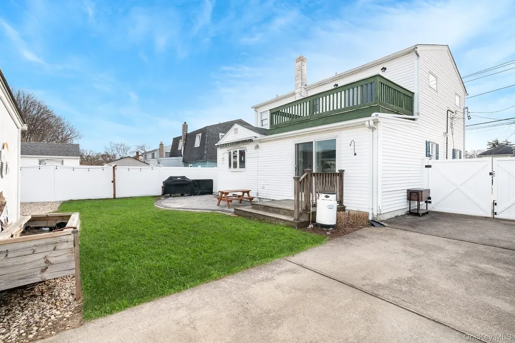 456 48th Street Lindenhurst NY 11757
