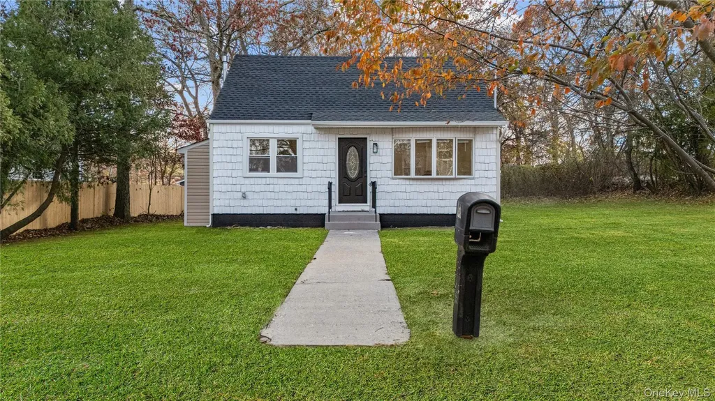 78 Carr Lane Coram NY 11727