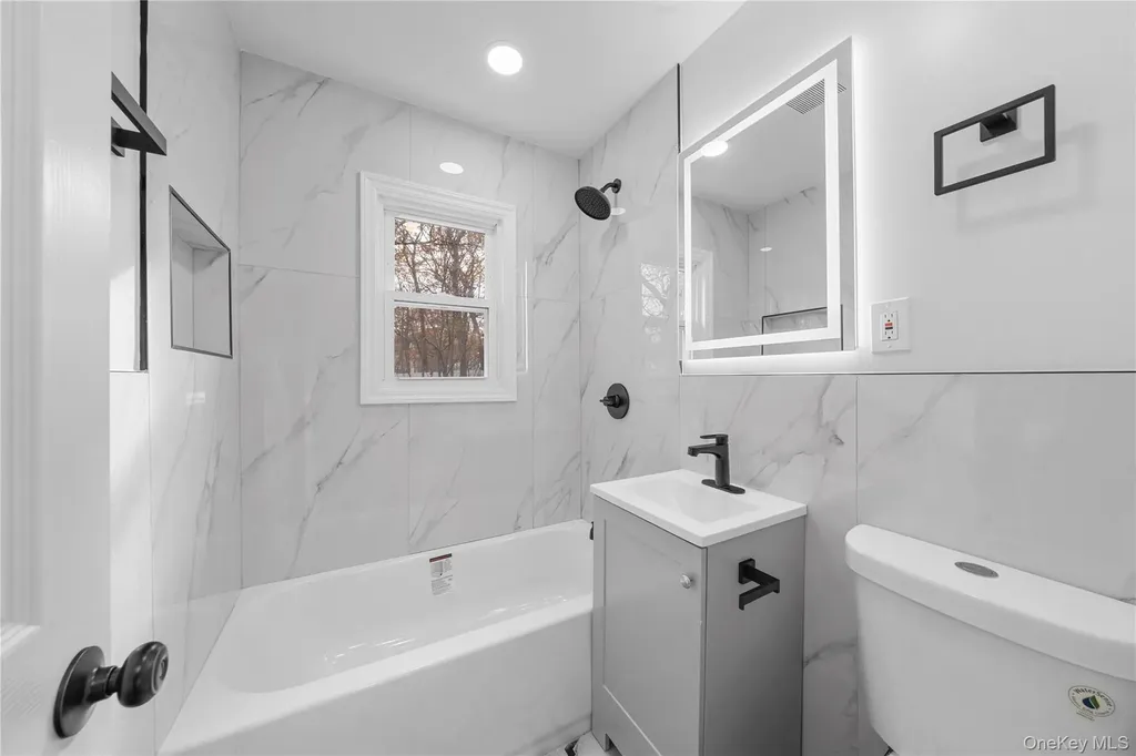 78 Carr Lane Coram NY 11727