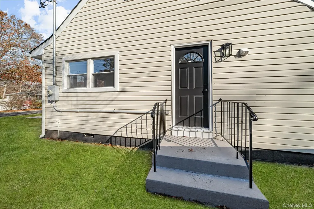 78 Carr Lane Coram NY 11727