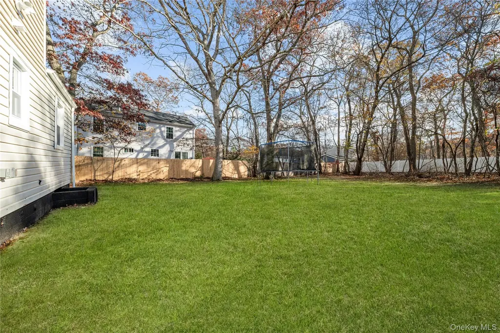 78 Carr Lane Coram NY 11727