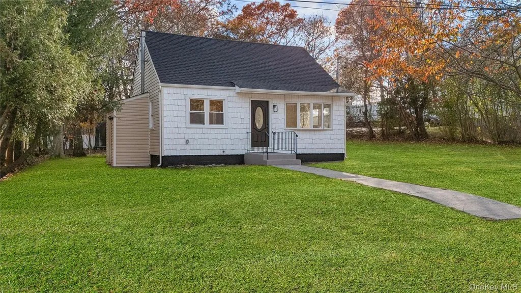 78 Carr Lane Coram NY 11727