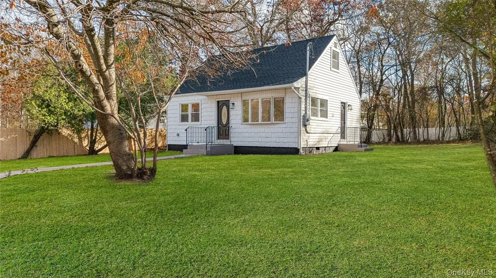 78 Carr Lane Coram NY 11727