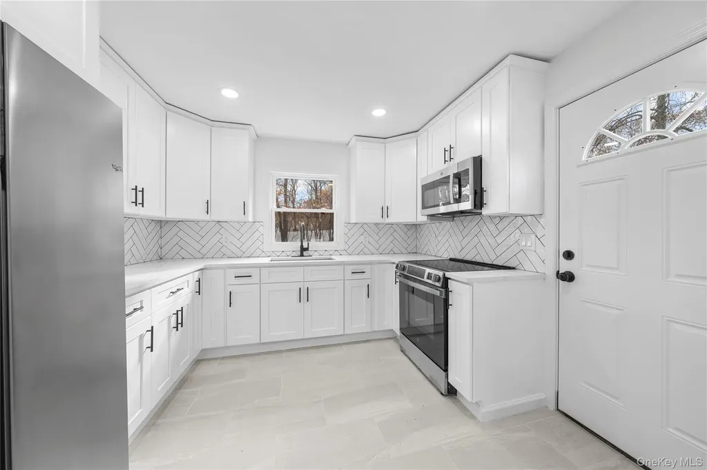78 Carr Lane Coram NY 11727