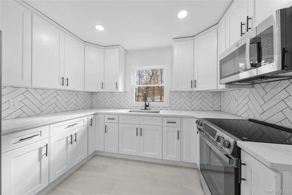78 Carr Lane Coram NY 11727