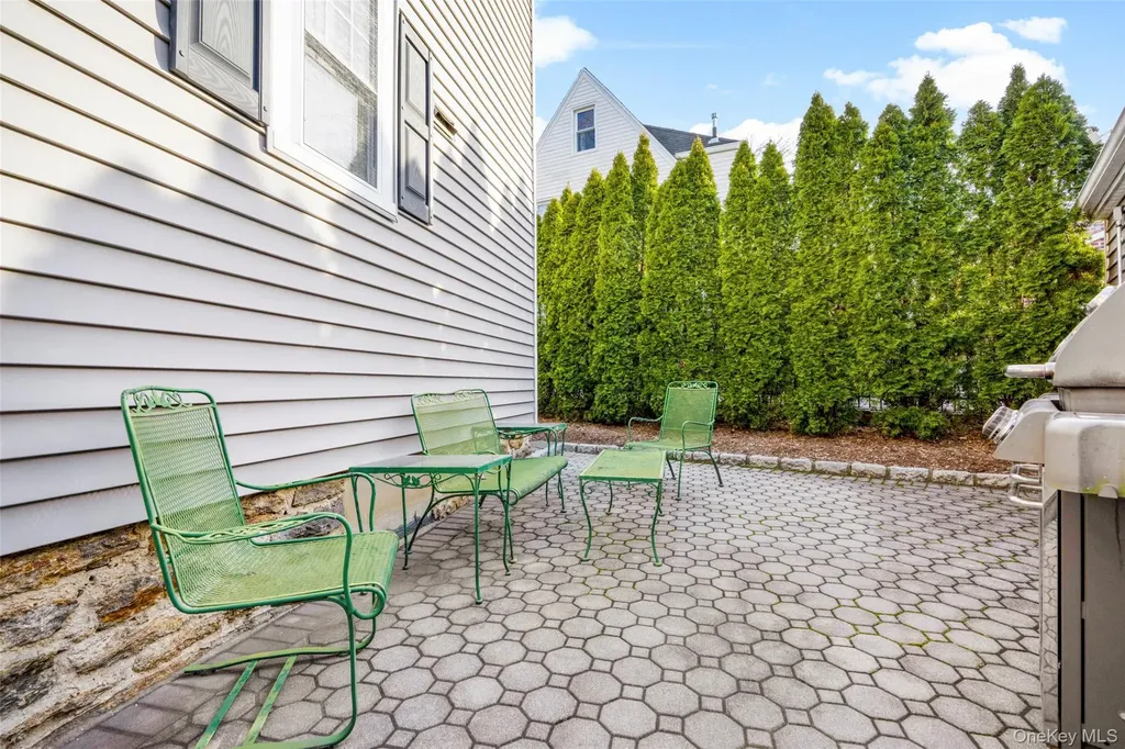 551 Wolfs Lane Pelham NY 10803