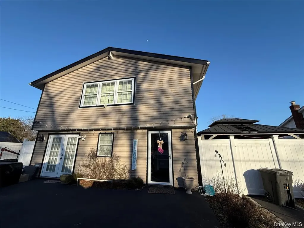 17 Hampton Road Shirley NY 11967