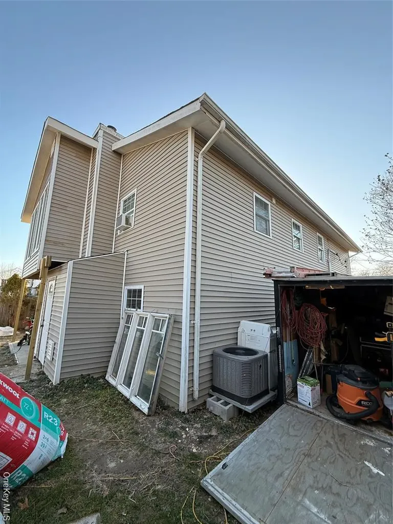 17 Hampton Road Shirley NY 11967