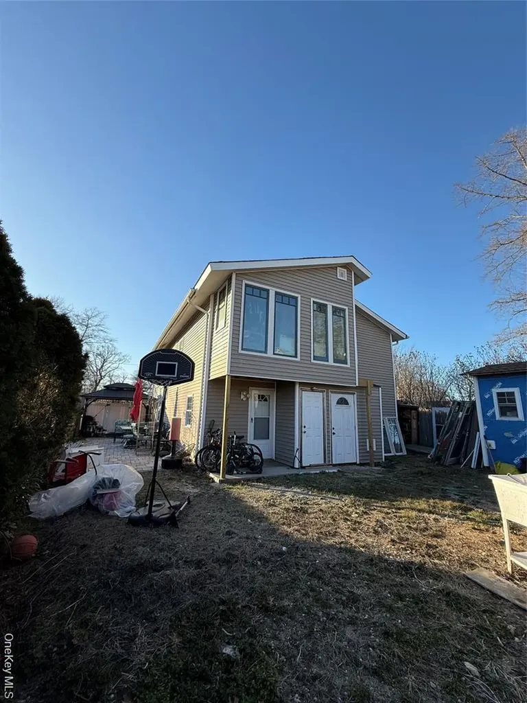 17 Hampton Road Shirley NY 11967