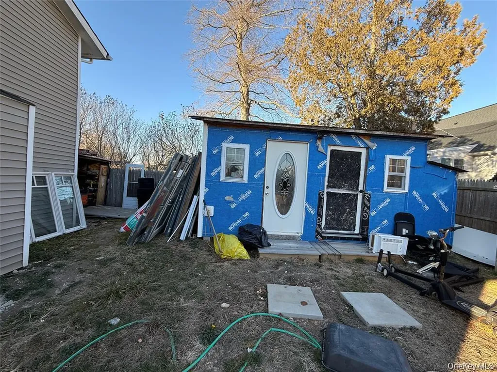 17 Hampton Road Shirley NY 11967