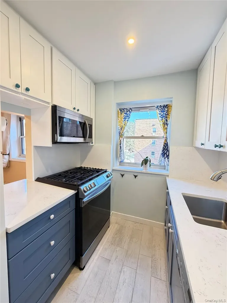 80 E Hartsdale Hartsdale NY 10530
