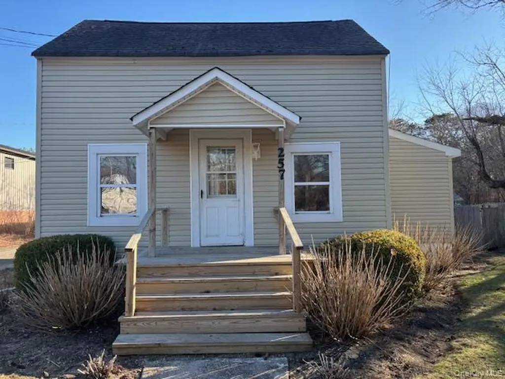 257 Flanders Road Riverhead NY 11901