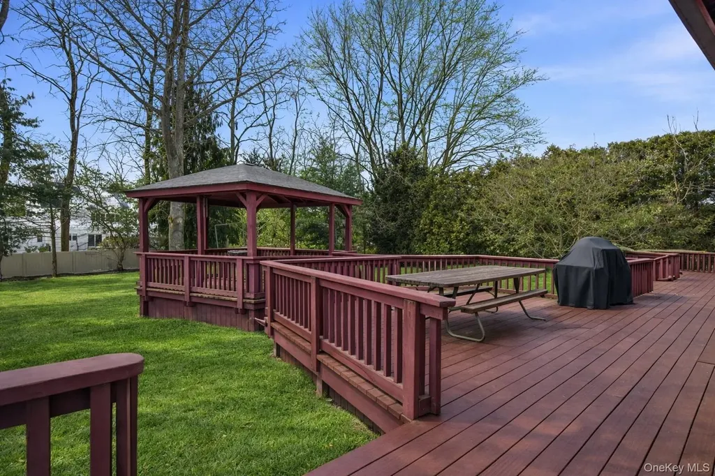 6 Cedarfield Terrace Saint James NY 11780