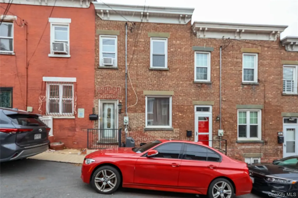 82 Moquette Row N Yonkers NY 10703