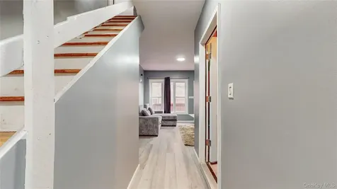 82 Moquette Row N Yonkers NY 10703