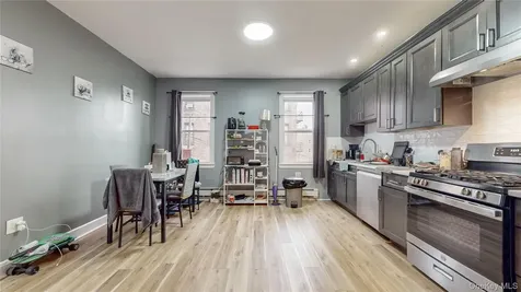 82 Moquette Row N Yonkers NY 10703