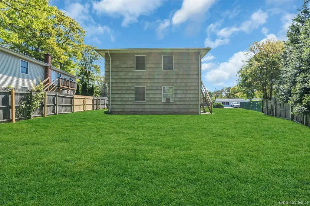 106 Summit Drive Smithtown NY 11787