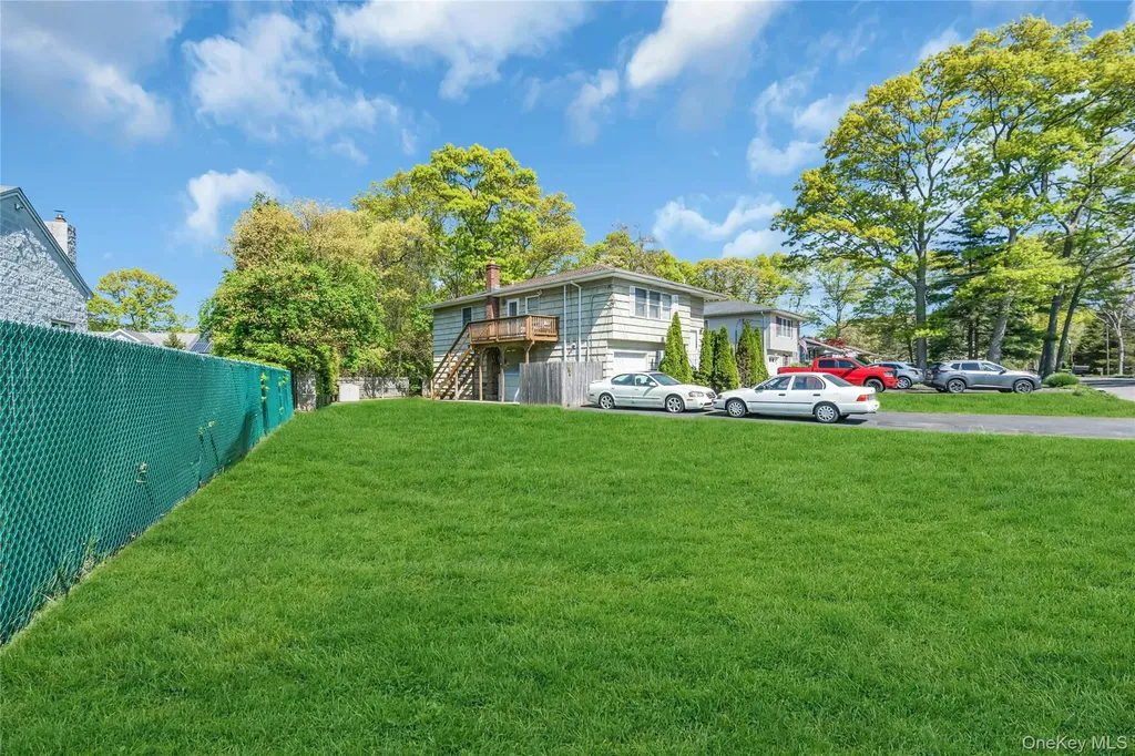 106 Summit Drive Smithtown NY 11787