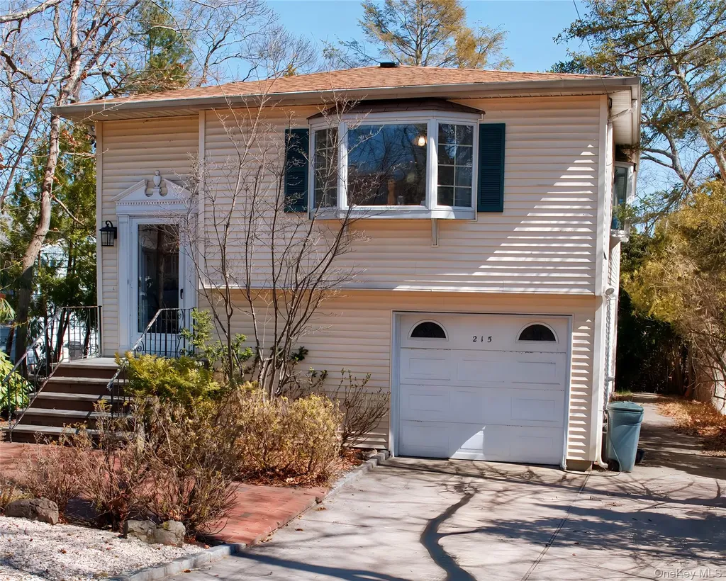 215 Lakeside Trail Ridge NY 11961
