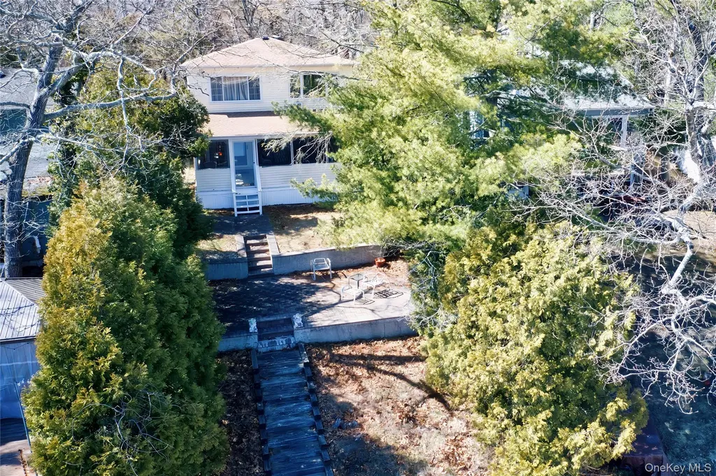 215 Lakeside Trail Ridge NY 11961