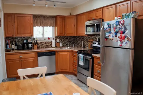 215 Lakeside Trail Ridge NY 11961