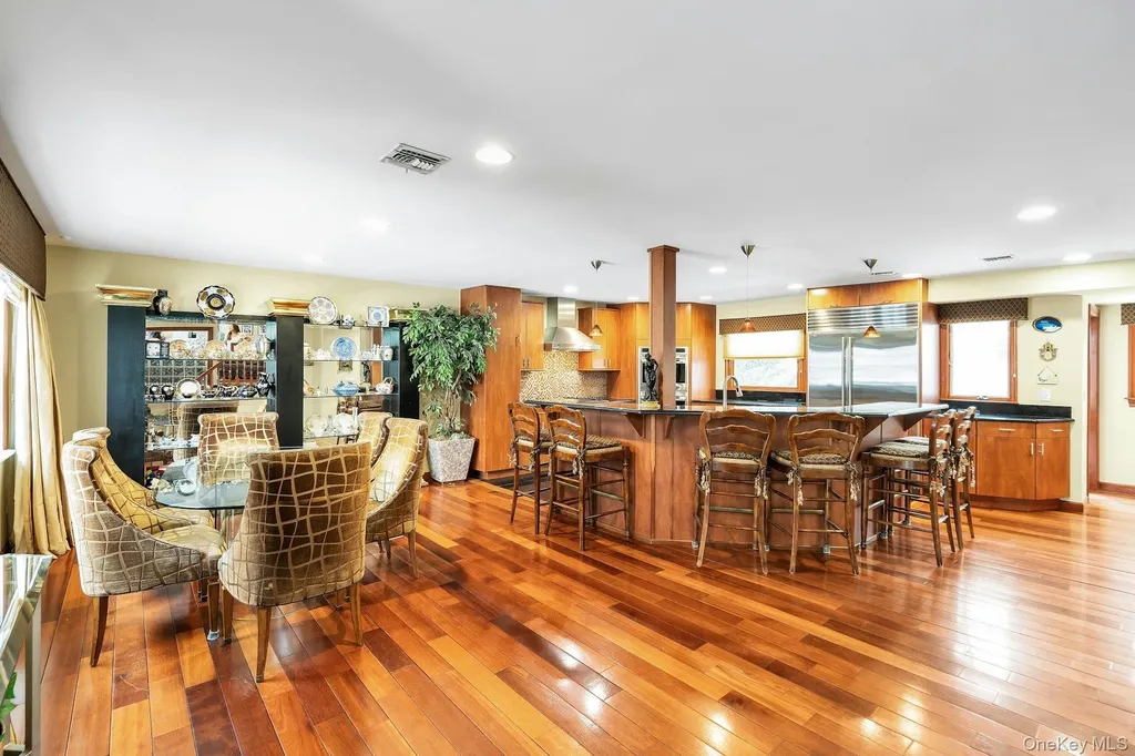 2043 Ripley Merrick NY 11566