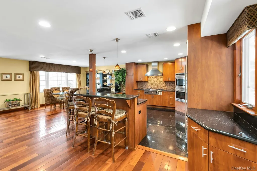2043 Ripley Merrick NY 11566